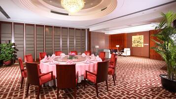 3 restaurants, breakfast, lunch, dinner served; Chinese cuisine