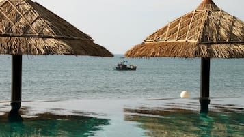 Hồ bơi ngoài trời