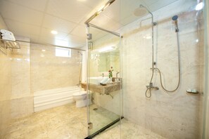 Suite familiar | Baño | Regadera, amenidades de baño gratuitas, secadora de cabello, toallas 