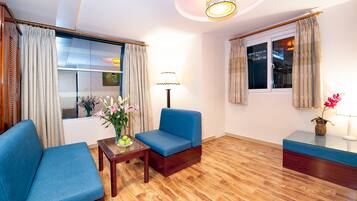 Kamar Eksekutif, pemandangan kota | Area keluarga | Televisi LCD 32-inci dengan saluran TV satelit, TV, dan pemutar DVD