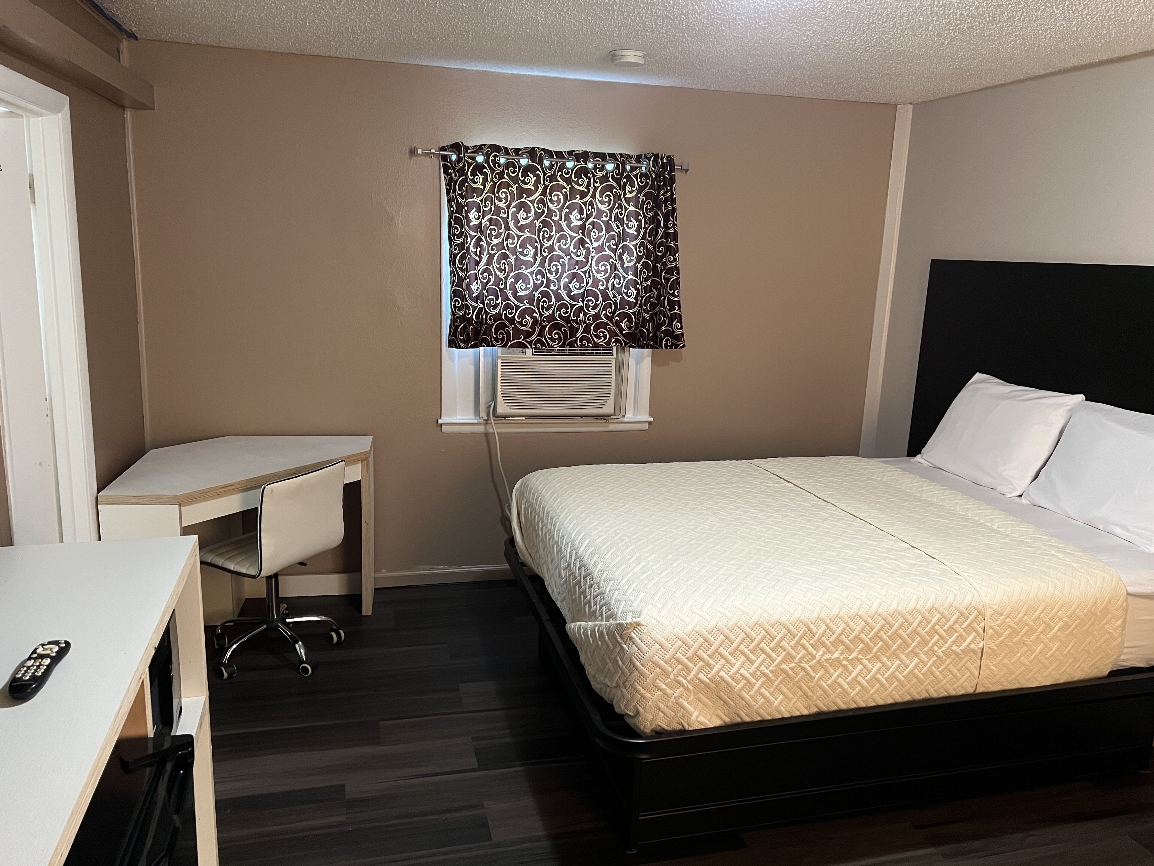 Free WiFi, bed sheets