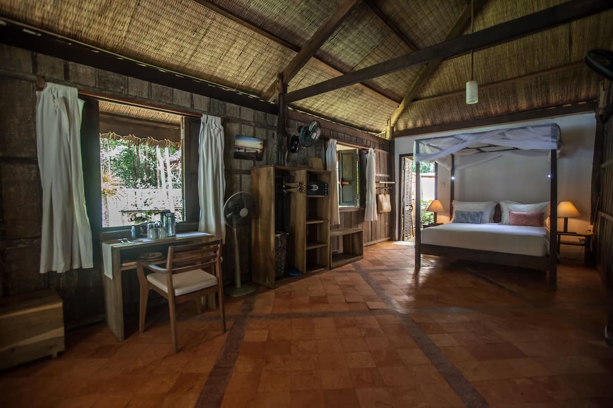 Deluxe Sea View REEF HOUSE - 2 double bedrooms | 1 bedroom, in-room safe, free WiFi, bed sheets