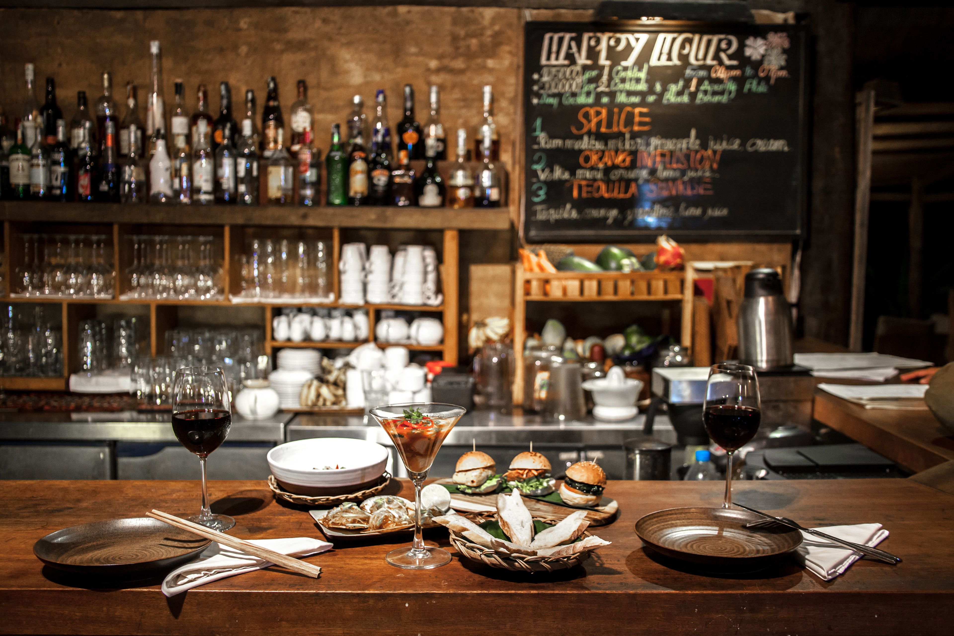 beach views, serves lunch and dinner