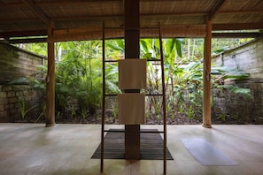 Private Bay View VILLA | 浴室 | 淋浴设施、免费洗浴用品、吹风机、拖鞋
