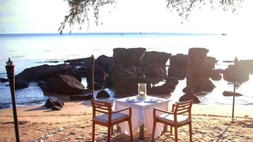 2 restaurantes; se sirve desayuno, almuerzo y cena; cocina internacional