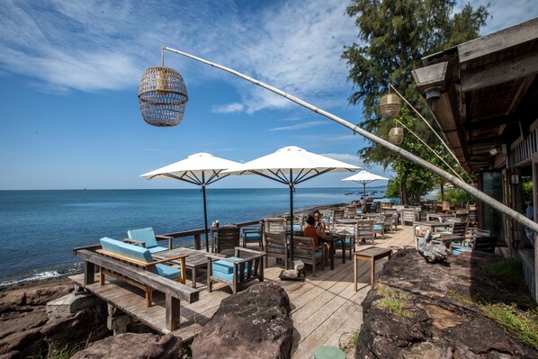 Ofrece almuerzos y cenas (con vistas a la playa) 