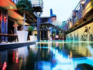 Outdoor pool, sun loungers - Nicky's Handlebar Hotel (Patong)