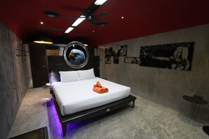Quarto (Pool Deluxe) | Frigobar, cofres nos quartos, individualmente decorados, escrivaninha