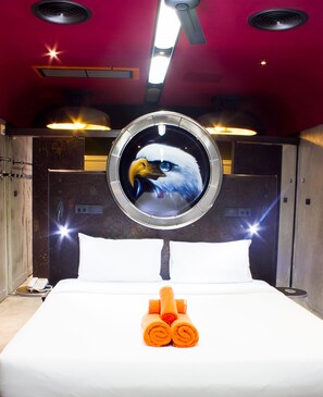 Minibar, in-room safe, individually decorated, desk - Nicky's Handlebar Hotel (Patong)