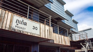 Un edificio con un cartel que indica que es el número 30 en una calle de Phuket.