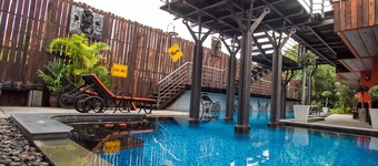 Nicky's Handlebar Hotel