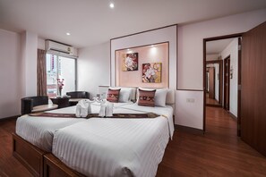 Deluxe Family | Desk, free WiFi, bed sheets