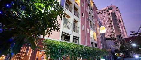 Mặt tiền nơi lưu trú - ban đêm