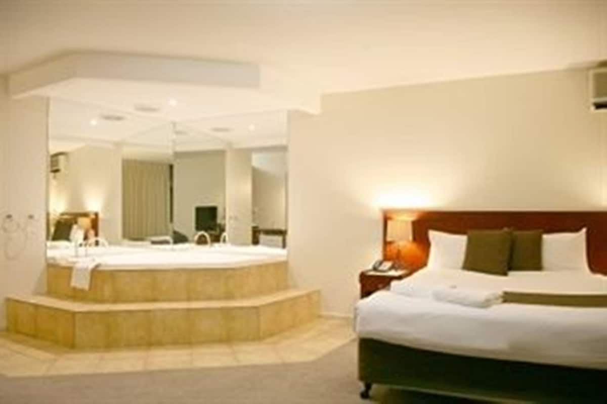 Luxury Spa Suite | Bathroom | Combined shower/bathtub, deep-soaking bathtub, free toiletries