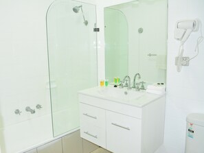 Family Room | Bathroom | Combined shower/tub, deep soaking tub, free toiletries, hair dryer - City Park Hotel (South Melbourne)