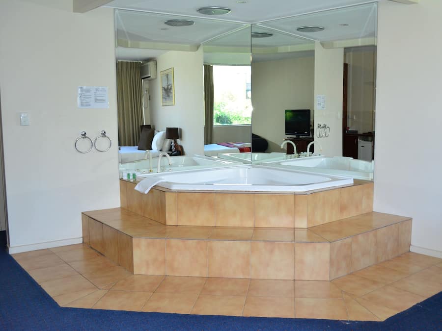 Caja de seguridad en la habitación, escritorio y cortinas blackout