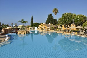 Utomhuspool, öppet 10.00 till 18.00, parasoller och solstolar