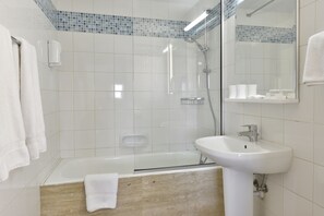 Superior appartement | Badkamer | Gratis toiletartikelen, een haardroger, handdoeken, toiletpapier