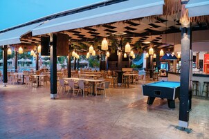 国际美食，泳池景观