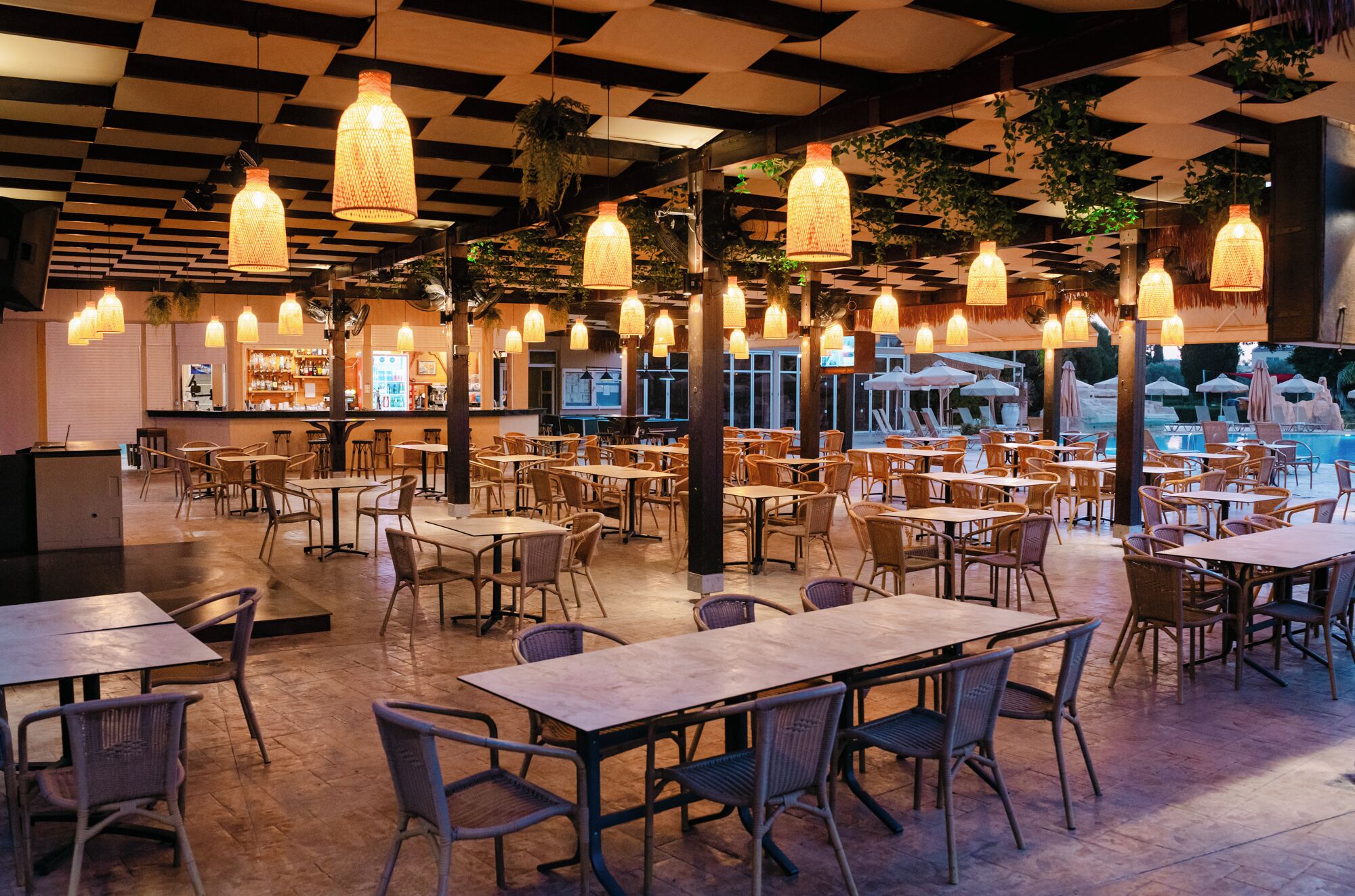 Culinária internacional, vistas para a piscina 