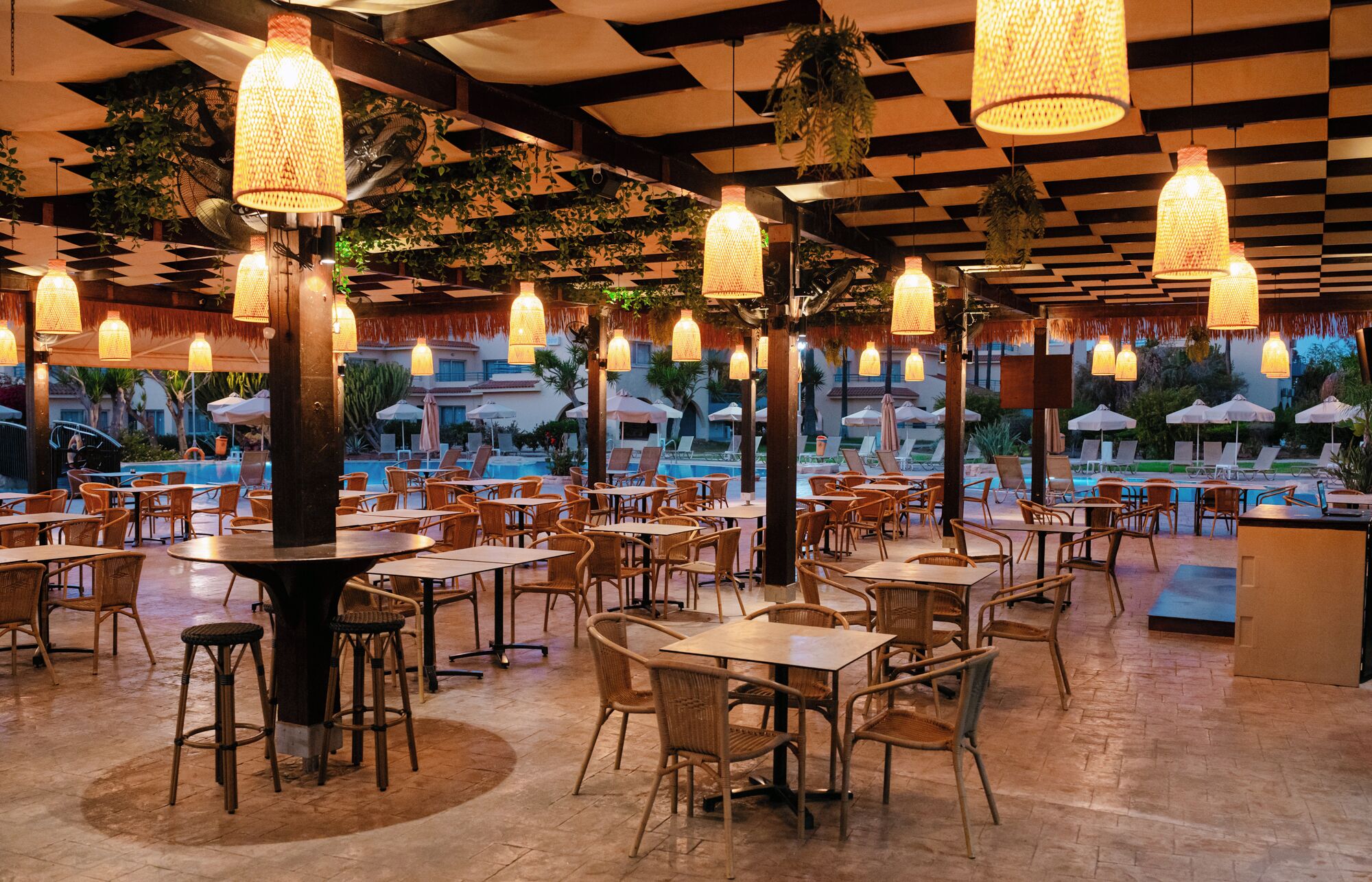 Internationell gastronomi och utsikt mot poolen 