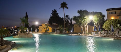 Piscine extérieure, parasols de plage, chaises longues