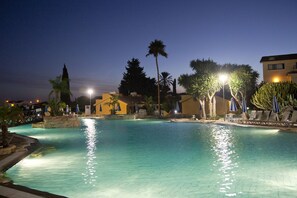 Außenpool, geöffnet von 10:00 Uhr bis 18:00 Uhr, Sonnenschirme