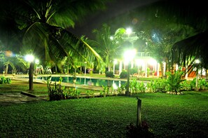 Front of property - evening/night - Hotel Lagoon Paradise (Negombo)