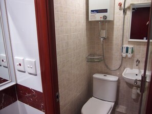 Shower, hair dryer, slippers, towels - Delta Lounge (Kowloon)
