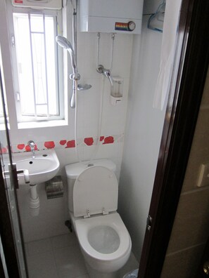 Shower, hair dryer, slippers, towels - Delta Lounge (Kowloon)