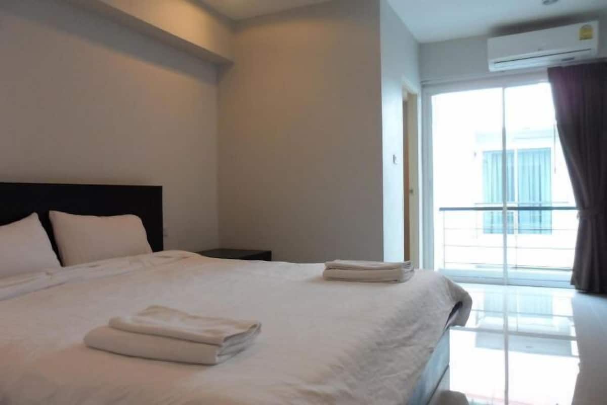 Tabla de planchar con plancha, wifi gratis y ropa de cama
