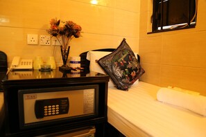 In-room safe, free WiFi - Australian Guest House (Kowloon)