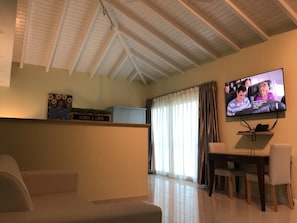 Estudio Premium, 1 cama King size y sofá cama | Caja de seguridad en la habitación y decoración personalizada