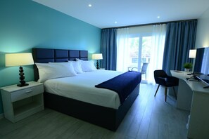 In-room safe, individually decorated, individually furnished, desk - Quint's Travelers Inn (Willemstad)