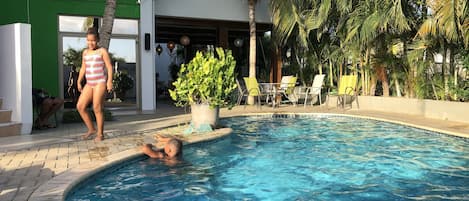 Una piscina al aire libre, tumbonas