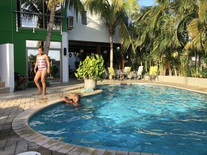 Kolam renang outdoor, dengan kursi berjemur
