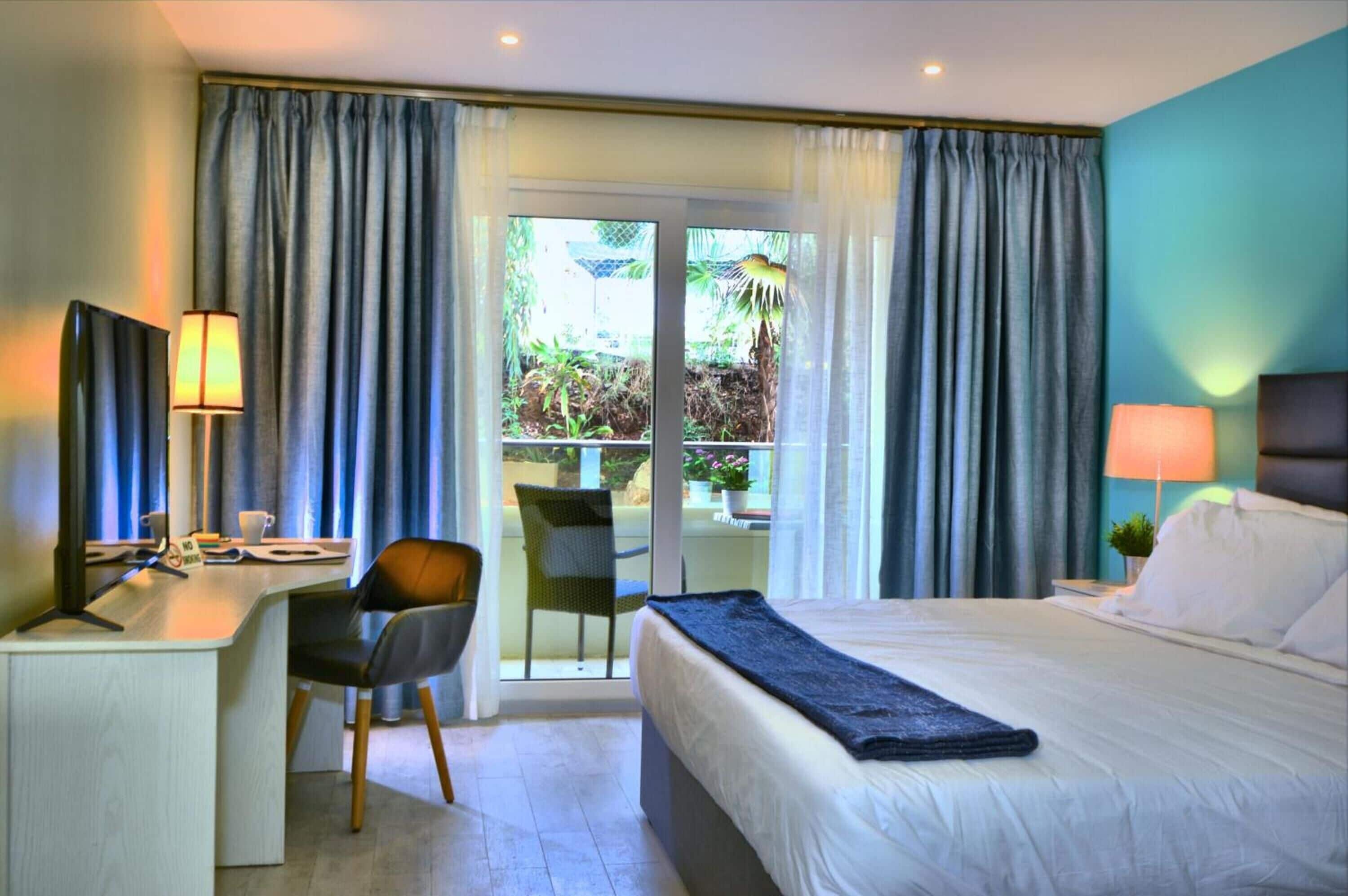 객실 내 금고, 각각 다른 스타일의 인테리어, 각각 다르게 가구 비치, 책상