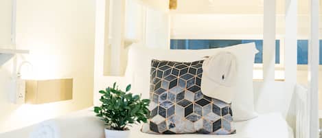 8 Bunk Beds Mixed Dorm | Free WiFi, bed sheets