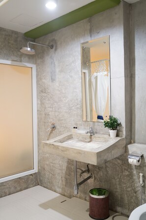 Private double bed | Bathroom | Shower, rainfall showerhead, hair dryer, towels - HQ hostel Silom (Bangkok)