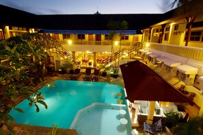 Outdoor pool - Rosani Hotel (Legian)