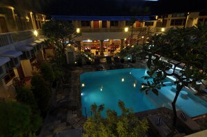 Outdoor pool - Rosani Hotel (Legian)