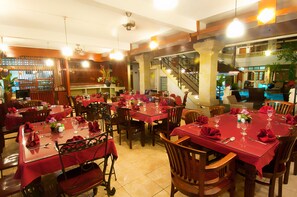 Breakfast, lunch and dinner served  - Rosani Hotel (Legian)