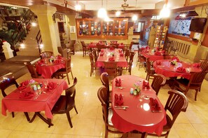 Breakfast, lunch, dinner served; international cuisine, pool views  - Rosani Hotel (Legian)