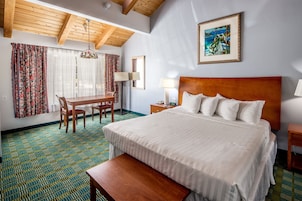 Escritorio, espacio para trabajar con laptop y cortinas blackout 