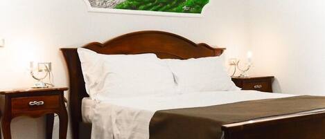 Een kluis op de kamer, een bureau, een strijkplank/strijkijzer