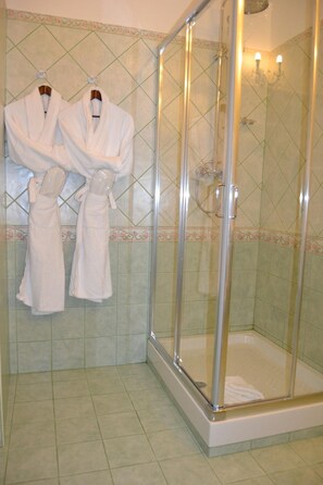 Shower, rainfall showerhead, free toiletries, hair dryer
