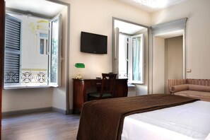 In-room safe, desk, iron/ironing board, free WiFi - Sleep in Rome Ludovisi (Rome)