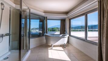 Suite Presidenziale | Bagno | Set di cortesia gratuito, asciugacapelli, accappatoio, pantofole