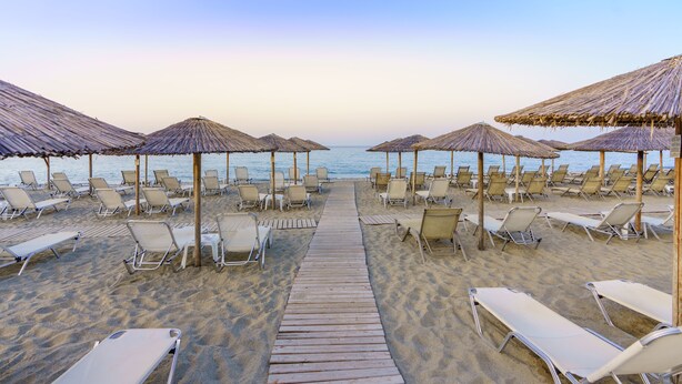 On the beach, sun loungers, beach umbrellas, beach bar - Cronwell Platamon Resort (Dio-Olympos)