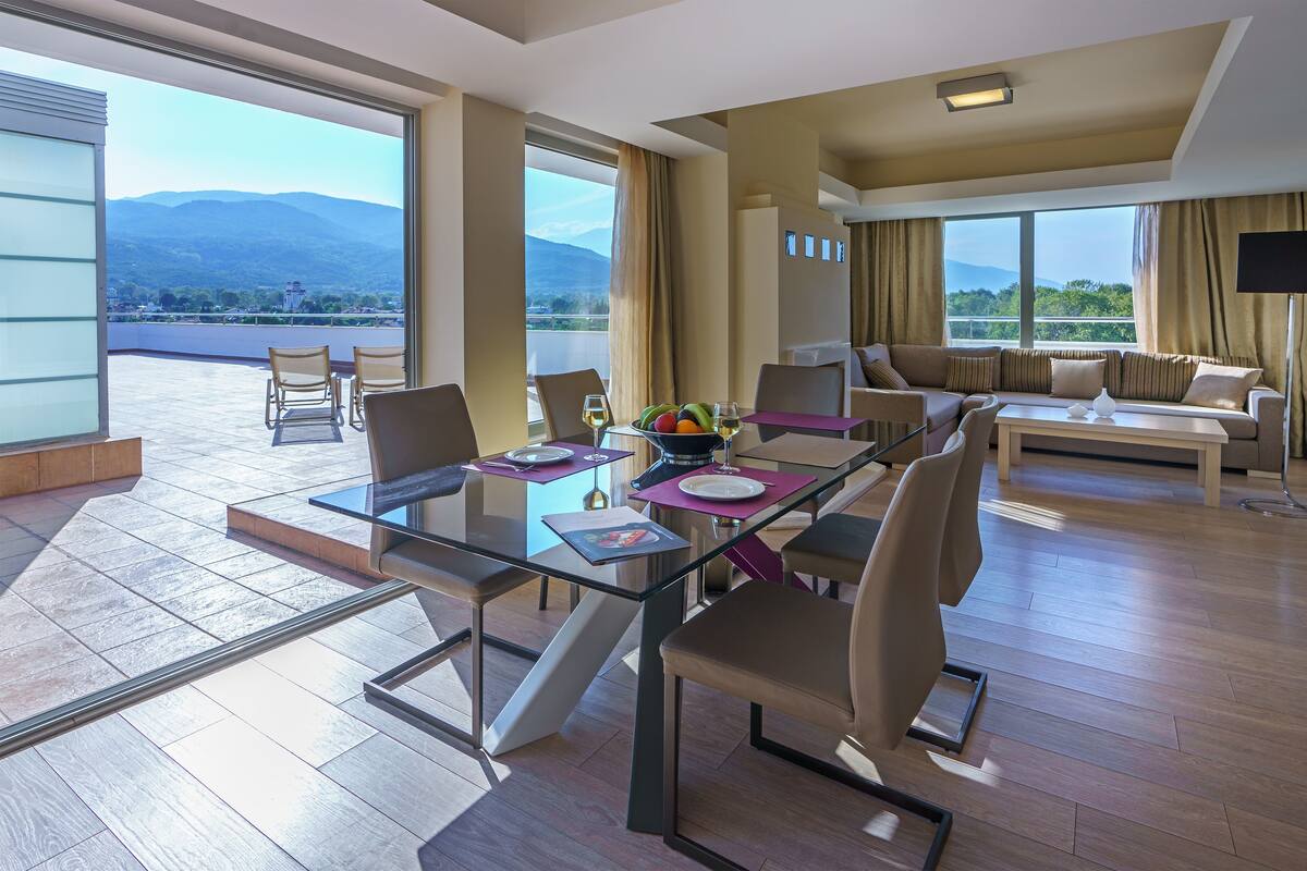 Presidential Suite | Minibar (free items), in-room safe, desk, blackout drapes